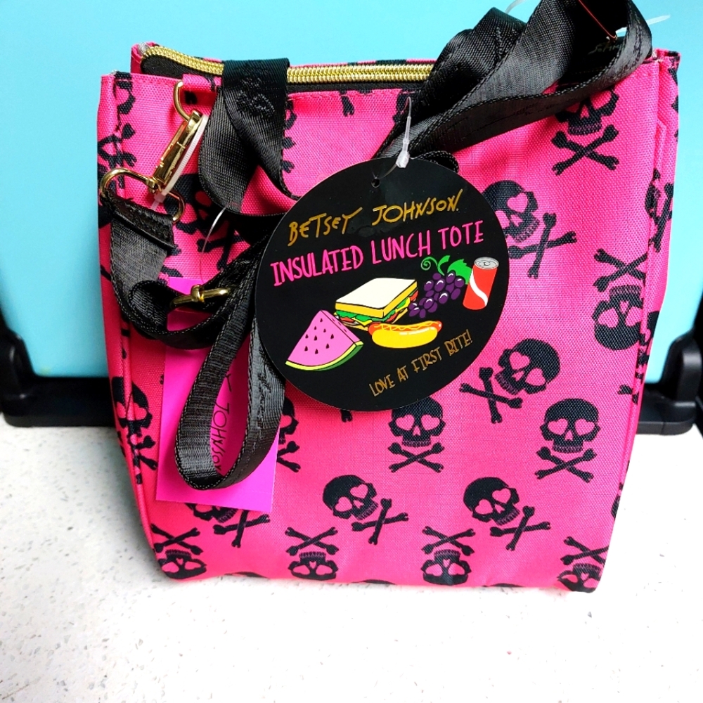 Betsey Johnson Zip insulated lunch bag Pink and Black Skulls